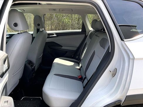 Used 2023 Volkswagen Taos SE w/ Panoramic Sunroof Package AWD/4WD image 15