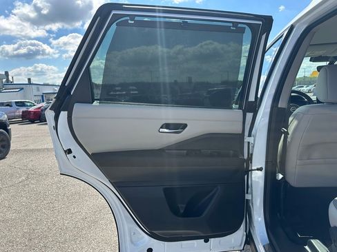 Used 2025 Nissan Pathfinder SL w/ Lighting Package (N92) AWD/4WD image 10