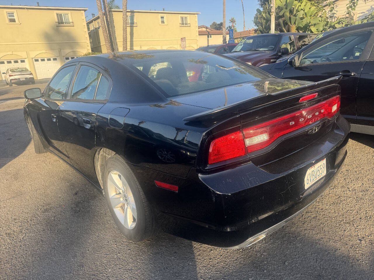 Used 2012 Dodge Charger SE RWD image 4