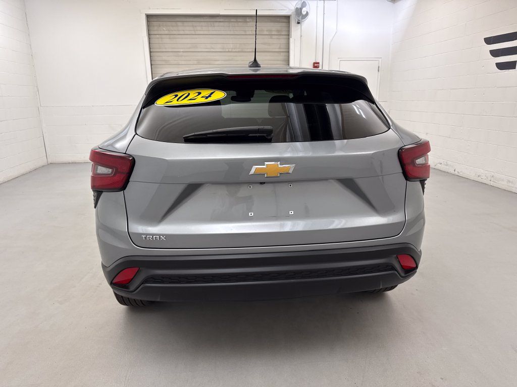 Used 2024 Chevrolet Trax LS FWD image 4