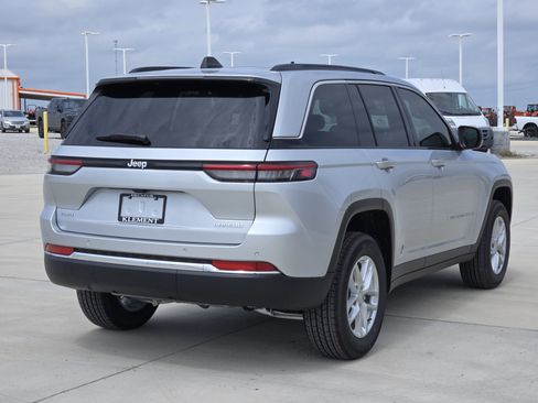 New 2026 Jeep Grand Cherokee Laredo AWD/4WD image 4
