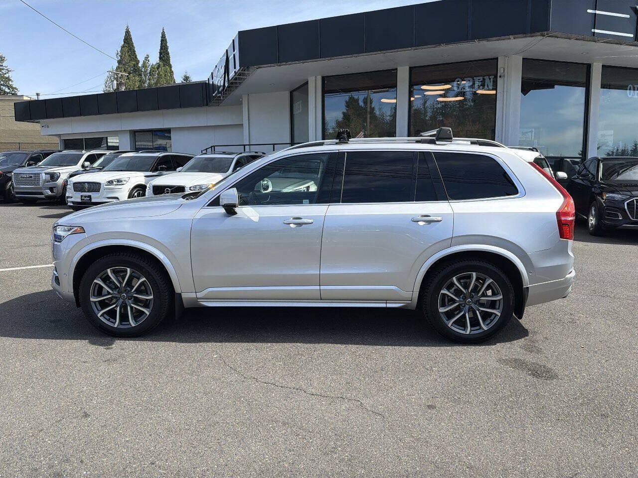 Used 2017 Volvo XC90 T6 Momentum w/ Vision Package AWD/4WD image 2