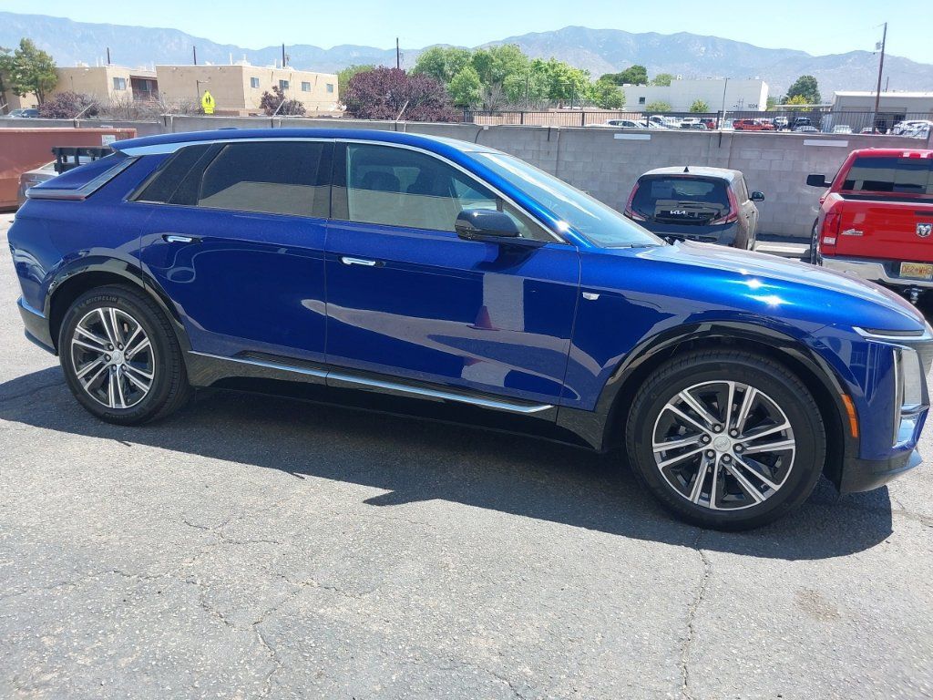 Used 2024 Cadillac Lyriq Luxury RWD image 2