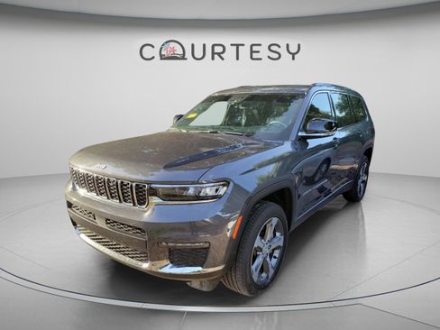 Used 2025 Jeep Grand Cherokee L Limited w/ Trailer Tow Package RWD image 3