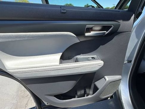 Used 2021 Toyota Highlander XLE AWD/4WD image 15
