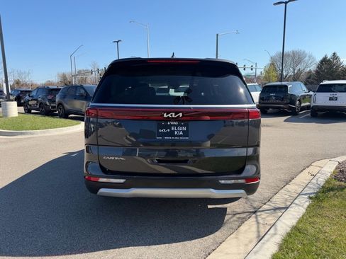 Used 2024 Kia Carnival LX FWD image 4