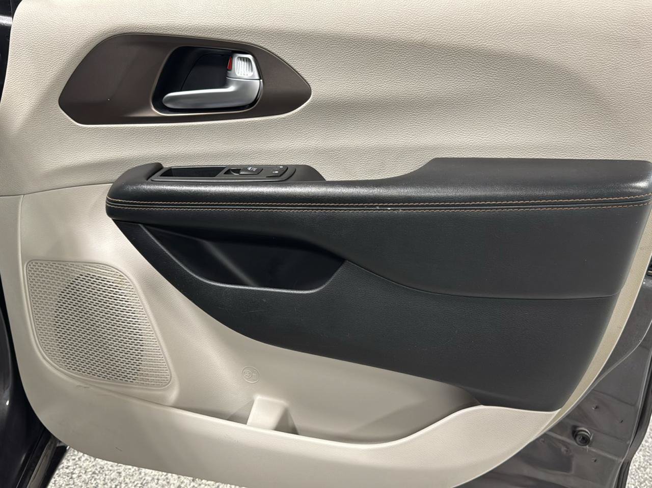 Used 2018 Chrysler Pacifica Touring-L Plus FWD image 13