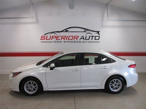 Used 2021 Toyota Corolla LE FWD image 3