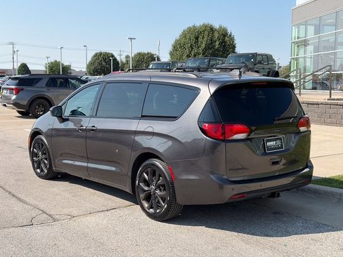 Used 2019 Chrysler Pacifica Touring-L FWD image 4