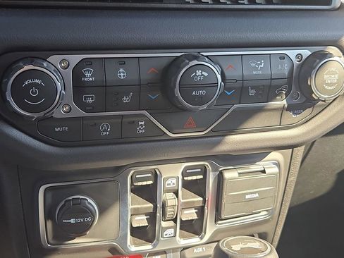 Used 2025 Jeep Wrangler Unlimited Rubicon w/ Technology Group image 26