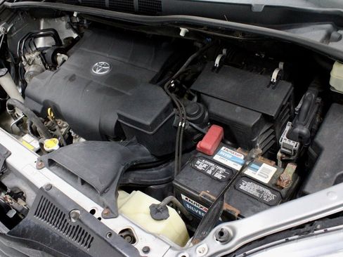 Used 2015 Toyota Sienna L image 16