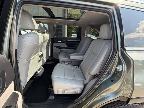 Used 2014 Toyota Highlander Limited Platinum AWD/4WD image 10