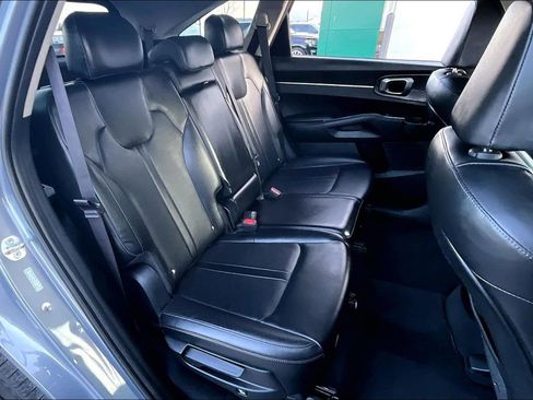 Used 2024 Kia Sorento S image 27