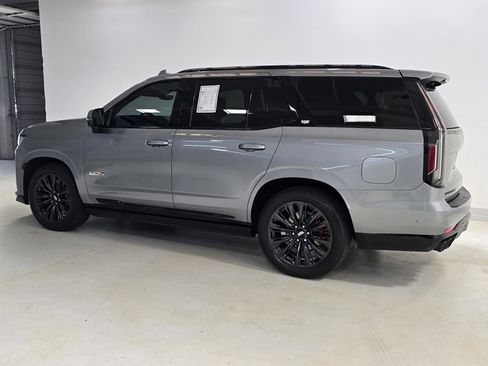 Used 2023 Cadillac Escalade V w/ LPO, ONYX Package AWD/4WD image 4