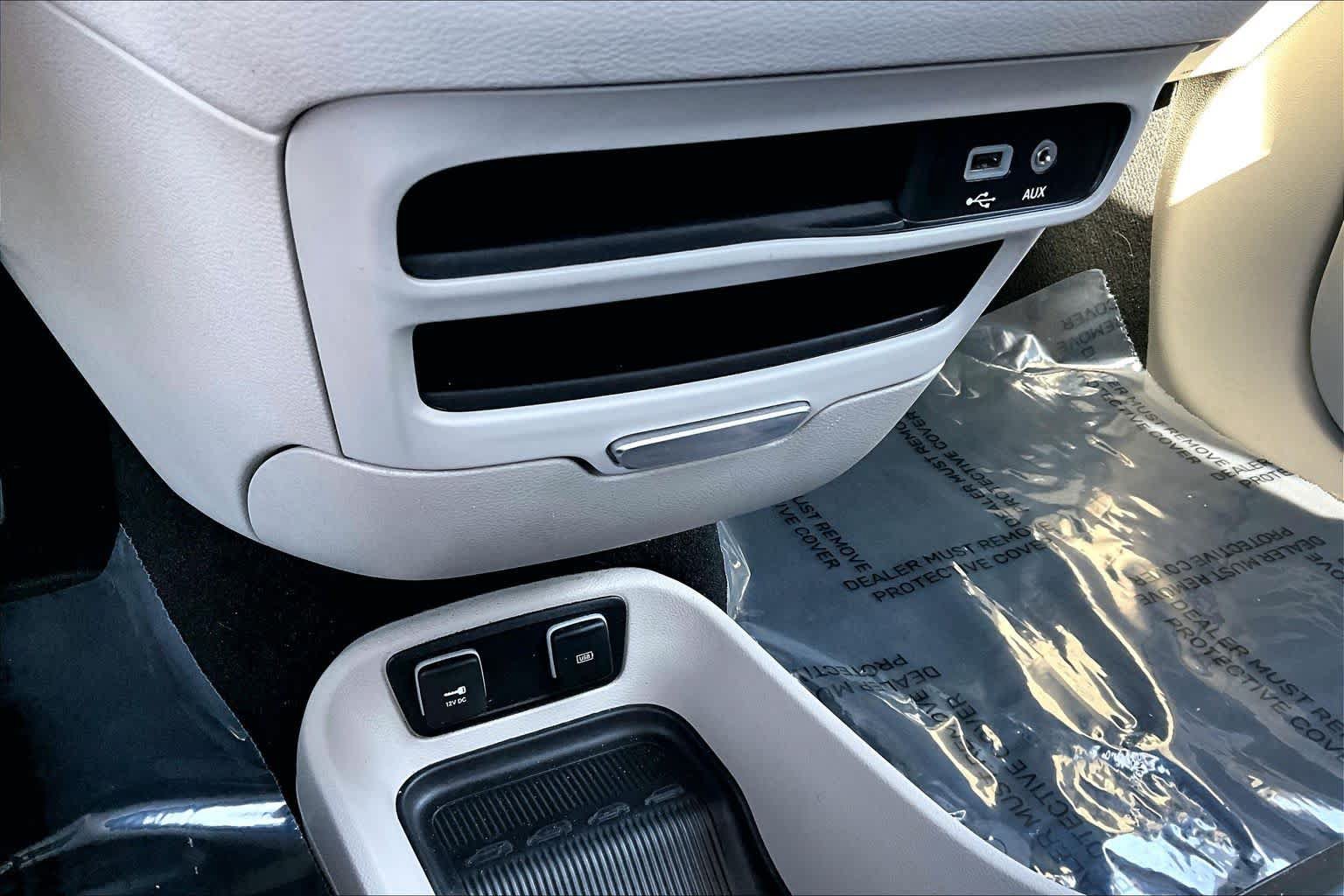 Used 2018 Chrysler Pacifica Touring-L FWD image 33