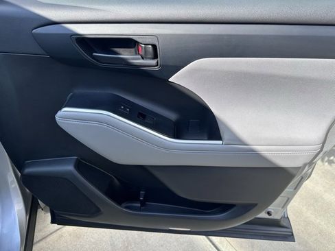 Used 2022 Toyota Highlander LE image 9