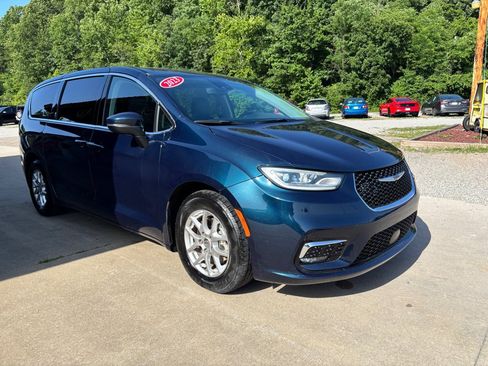 Used 2023 Chrysler Pacifica Touring-L FWD image 5