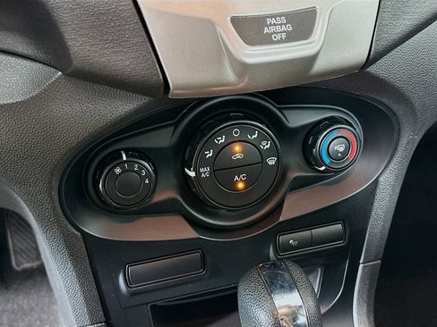 Used 2013 Ford Fiesta SE image 21