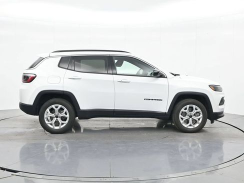 Used 2025 Jeep Compass Latitude AWD/4WD image 4