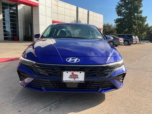 Used 2025 Hyundai Elantra Limited image 4