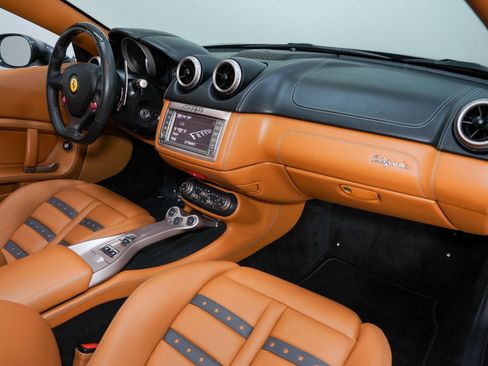 Used 2014 Ferrari California RWD image 30