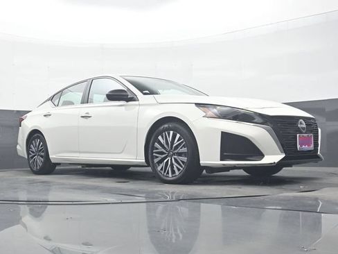 Used 2025 Nissan Altima 2.5 SV FWD image 26