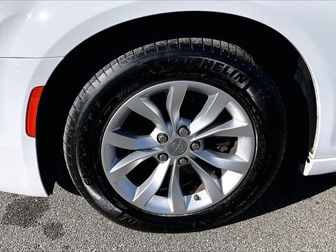 Used 2022 Chrysler 300 Touring image 8