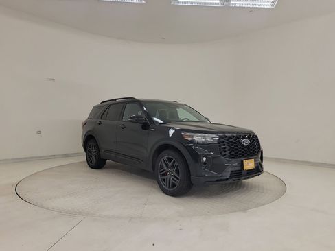 Used 2025 Ford Explorer ST-Line w/ ST-Line Street Pack AWD/4WD image 5