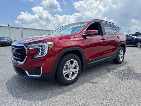 Used 2024 GMC Terrain SLE w/ Driver Convenience Package FWD image 2