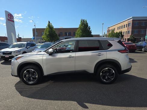 Used 2025 Nissan Rogue SV AWD/4WD image 6