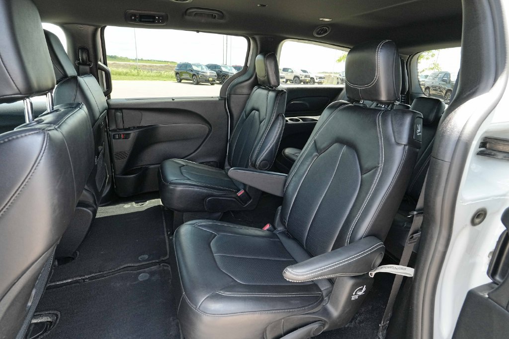 Used 2025 Chrysler Pacifica Select FWD image 20