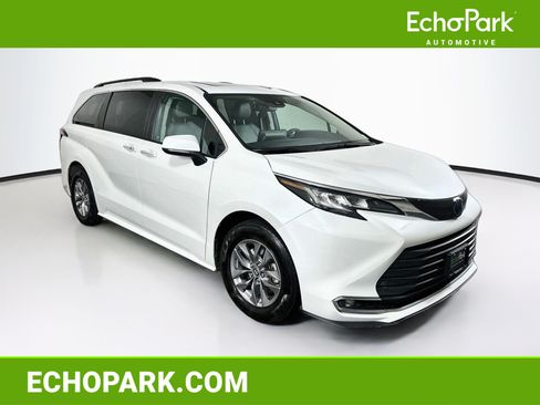 Used 2023 Toyota Sienna XLE FWD image 1