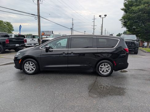 Used 2025 Chrysler Pacifica Select FWD image 2