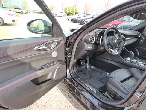 Used 2023 Alfa Romeo Giulia Estrema AWD/4WD image 21