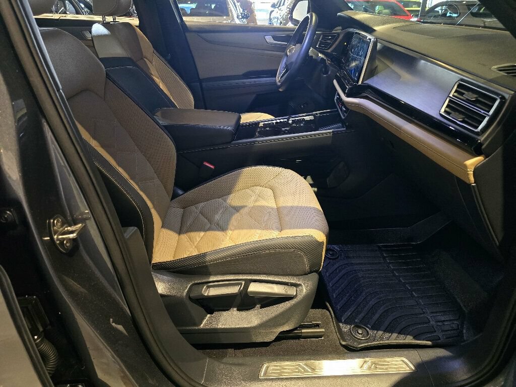 Used 2024 Volkswagen Atlas Cross Sport SE w/ Panoramic Sunroof Package FWD image 30