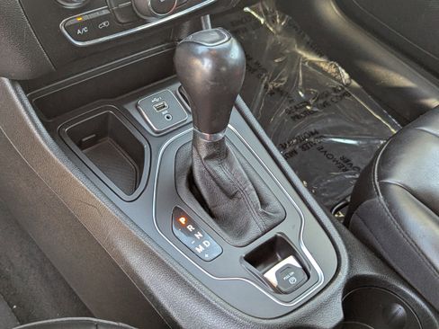 Used 2021 Jeep Cherokee Latitude Plus image 29