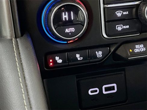 Used 2022 Chevrolet Suburban Premier image 21