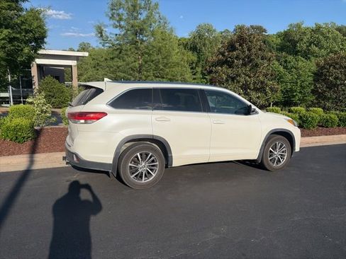 Used 2018 Toyota Highlander XLE AWD/4WD image 3