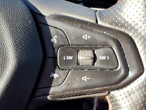 Used 2024 Chevrolet Trax RS FWD image 27