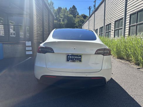 Used 2021 Tesla Model Y Long Range AWD/4WD image 3