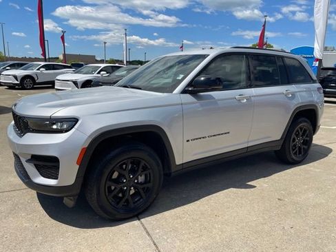 Used 2025 Jeep Grand Cherokee Altitude AWD/4WD image 2