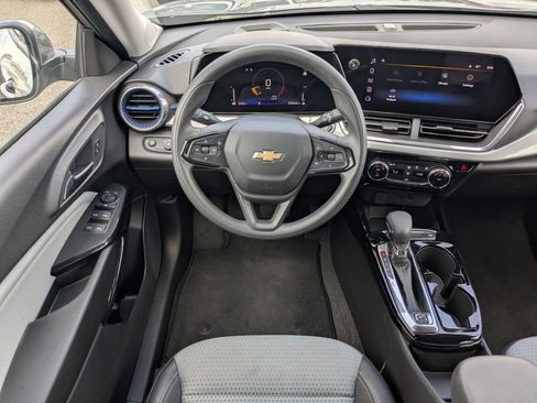 Certified 2025 Chevrolet Trax LT image 18