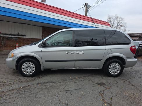 Used 2005 Chrysler Town & Country image 3