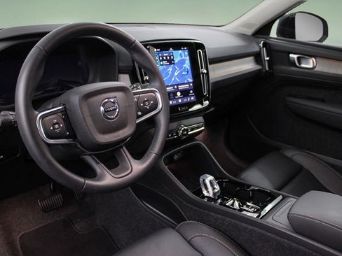 Certified 2025 Volvo XC40 B5 Plus AWD/4WD image 2
