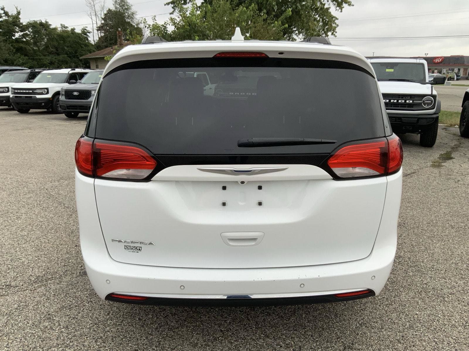 Used 2017 Chrysler Pacifica Touring-L FWD image 7