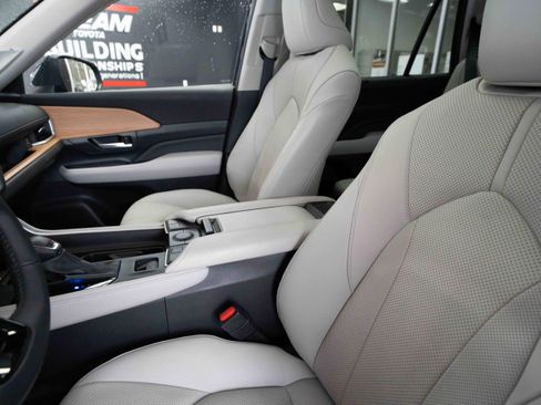 Used 2025 Toyota Grand Highlander Limited image 10