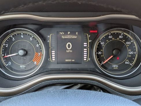 Used 2014 Jeep Cherokee Latitude w/ Comfort/Convenience Group AWD/4WD image 16