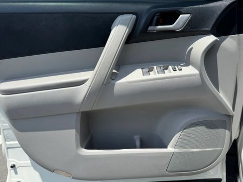 Used 2012 Toyota Highlander FWD w/ Tech Pkg image 10