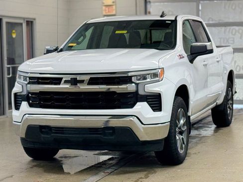 Used 2025 Chevrolet Silverado 1500 LT AWD/4WD image 3