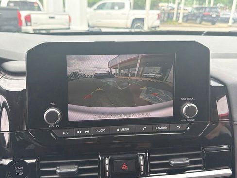 Used 2025 Nissan Pathfinder SV FWD image 48